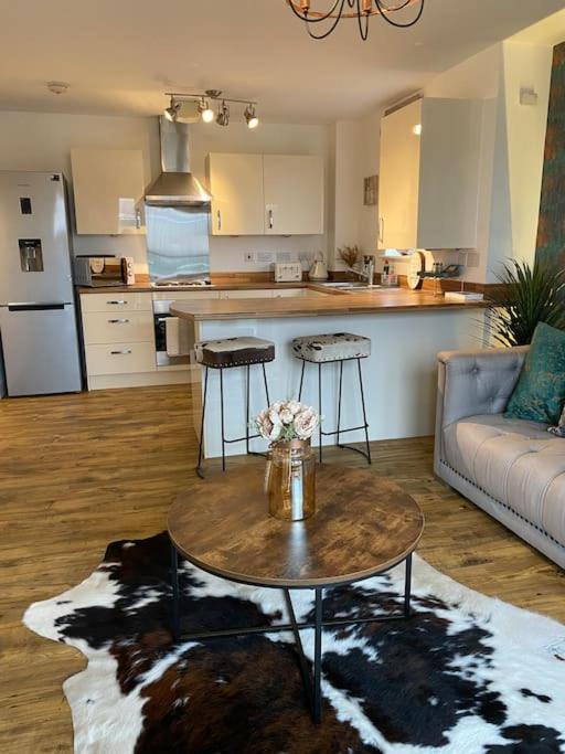 Luxury Riverfront Apartment Newport  Exterior photo
